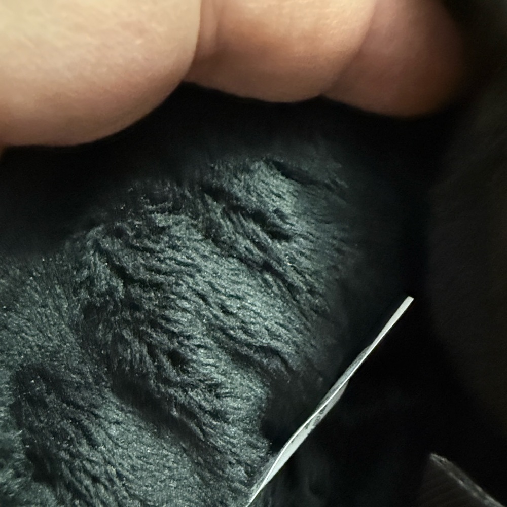 Isotoner Men's Classic Black Gloves - Picture 3 of 3